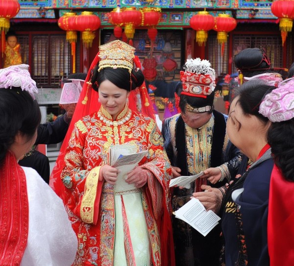 聊城婚礼习俗大揭秘，上下车给钱，传统习俗知多少？